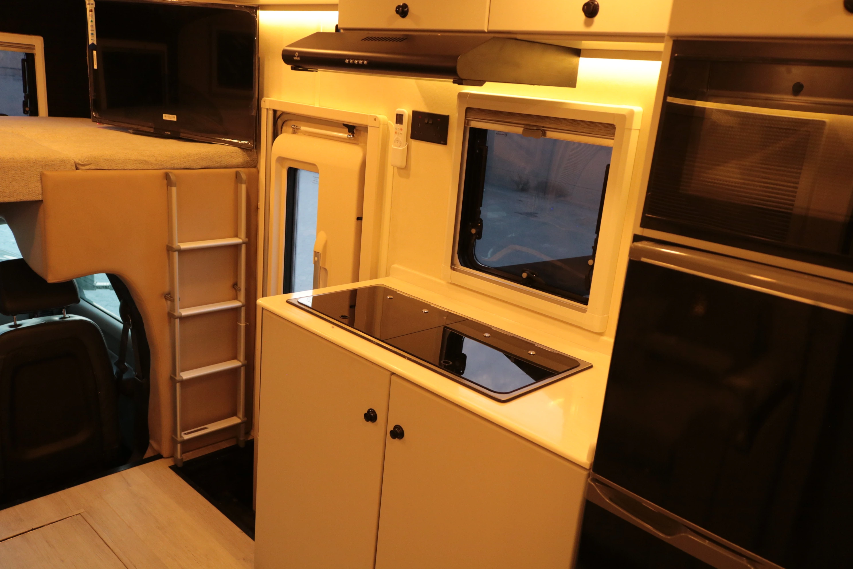 qatarCaravanPage.interiorAlt